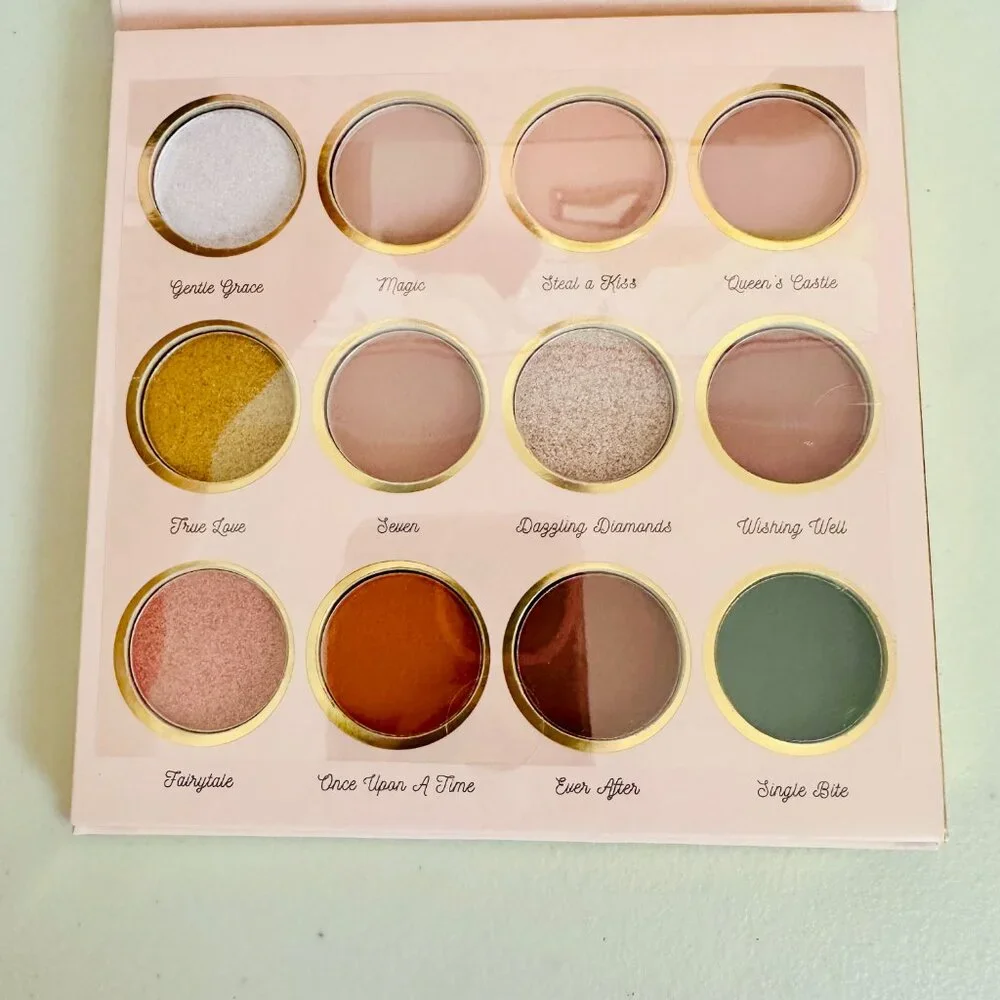 TASTE BEAUTY DISNEY SNOW WHITE AND THE SEVEN DWARFS 12 SHADES NEUTRAL EYE SHADOW